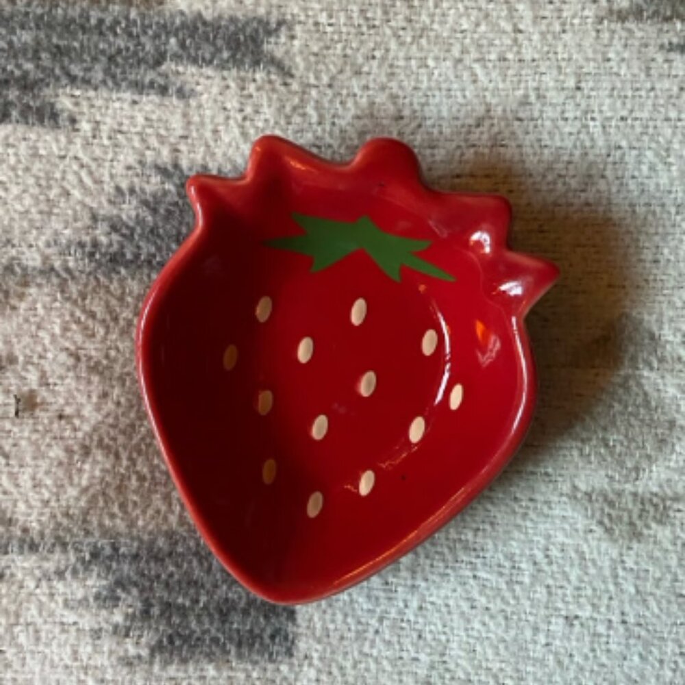Ceramic Strawberry Shaped Pinch Bowl